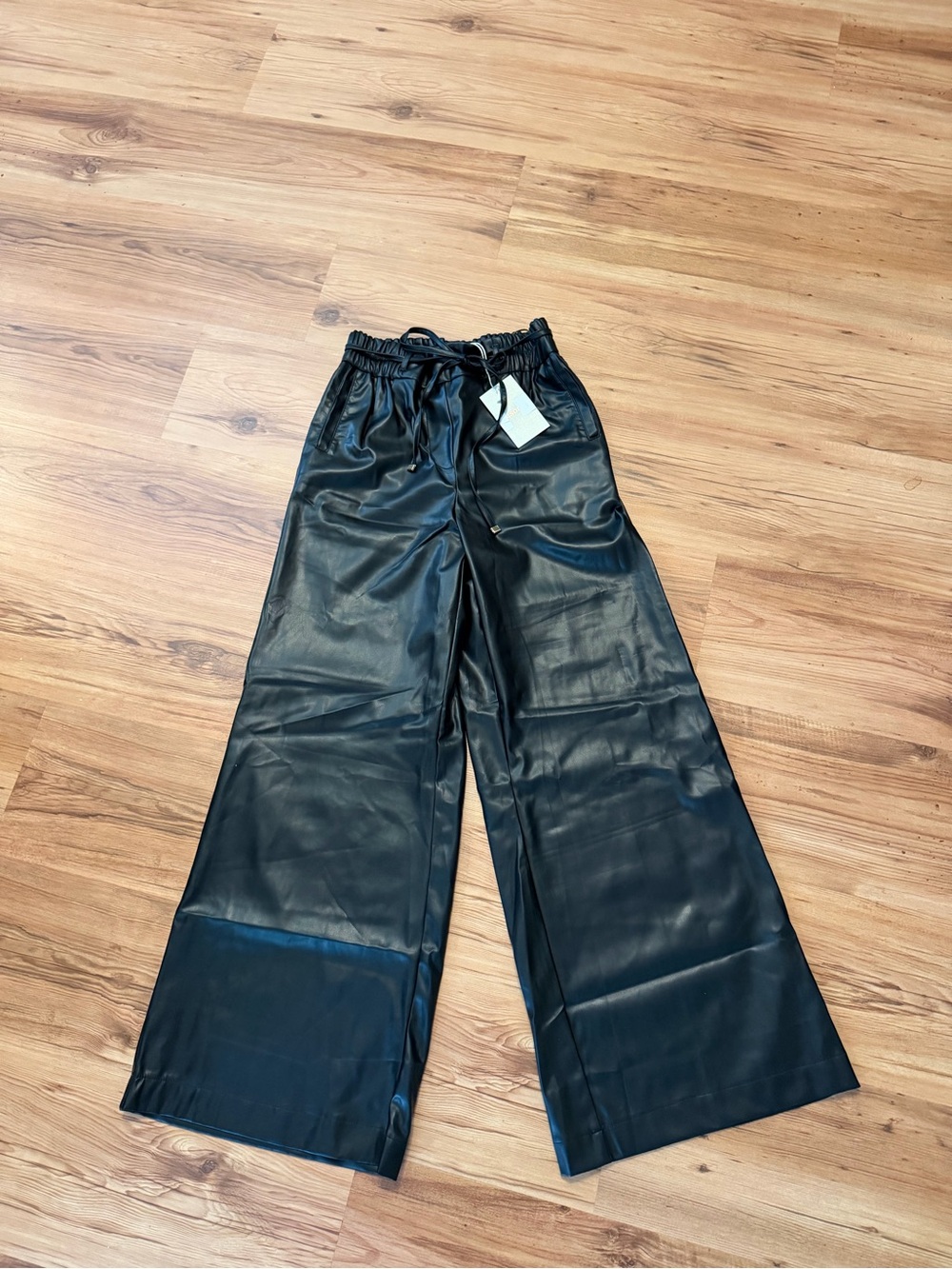 eesome Black Faux Leather Wide-Leg Pants elastic waist.Tie belt with gold ends.